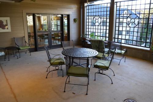 Ackerman-Traditions-Memory-Care-Porch-1024x683-min